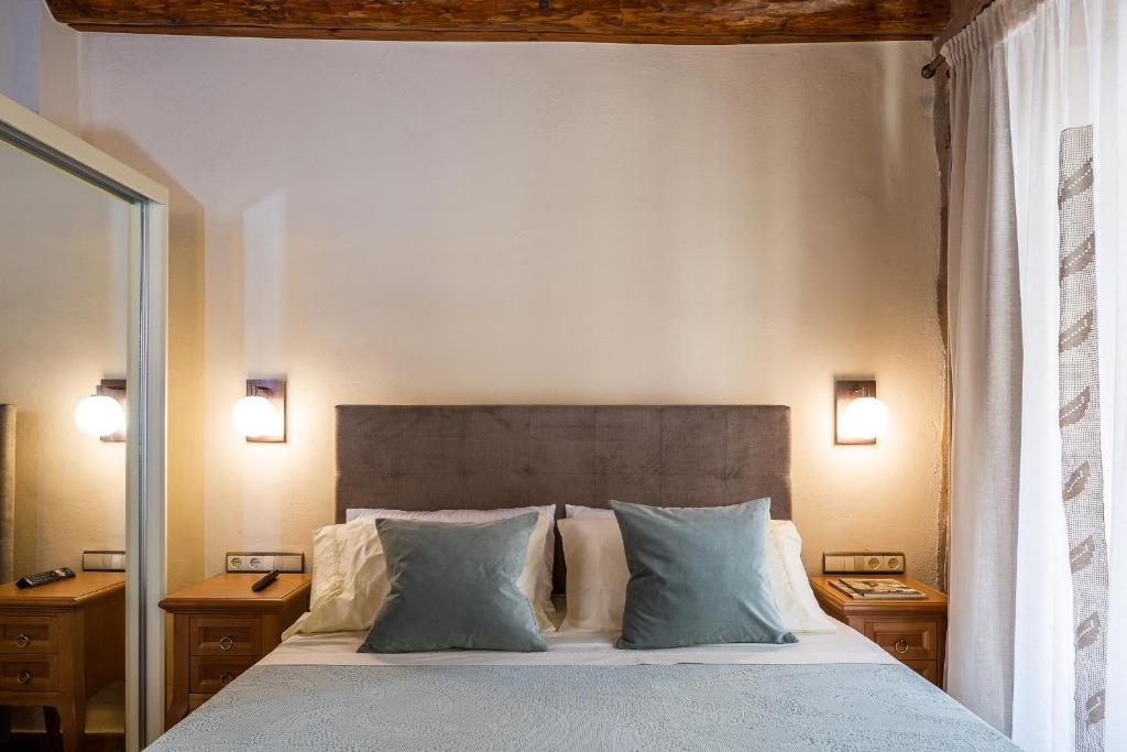 Postel nebo postele na pokoji v ubytování Phaedra Suites