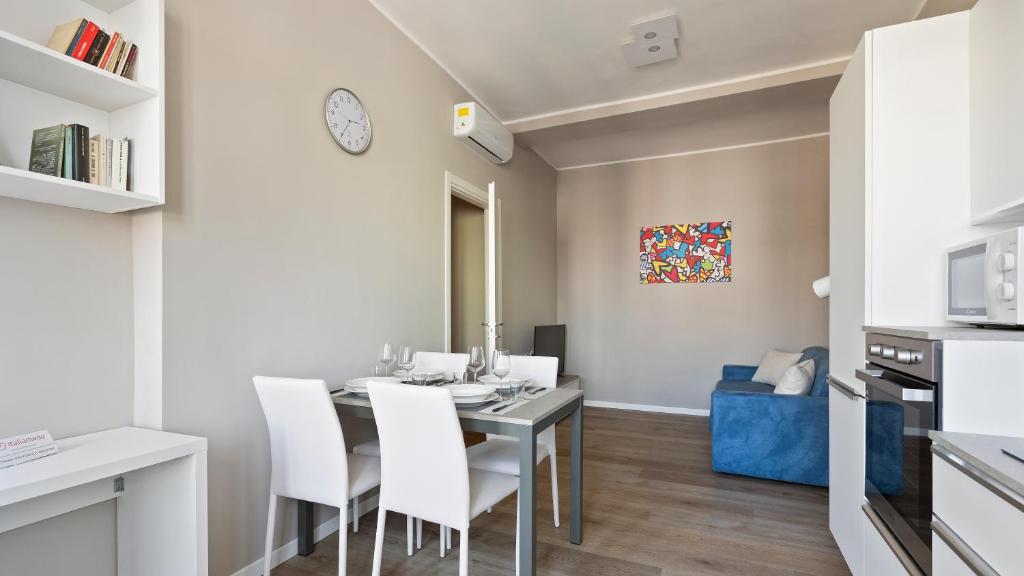 A kitchen or kitchenette at Italianway - Largo Allegri 4