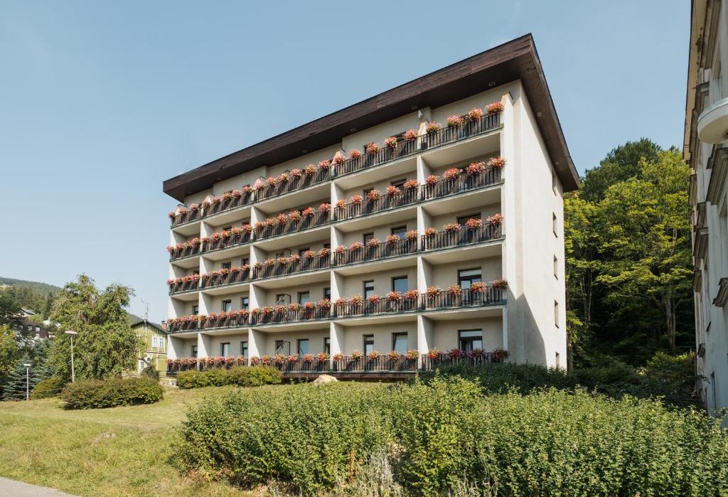 un hôtel avec balcon sur le côté d'un bâtiment dans l'établissement Réva, à Janské Lázně