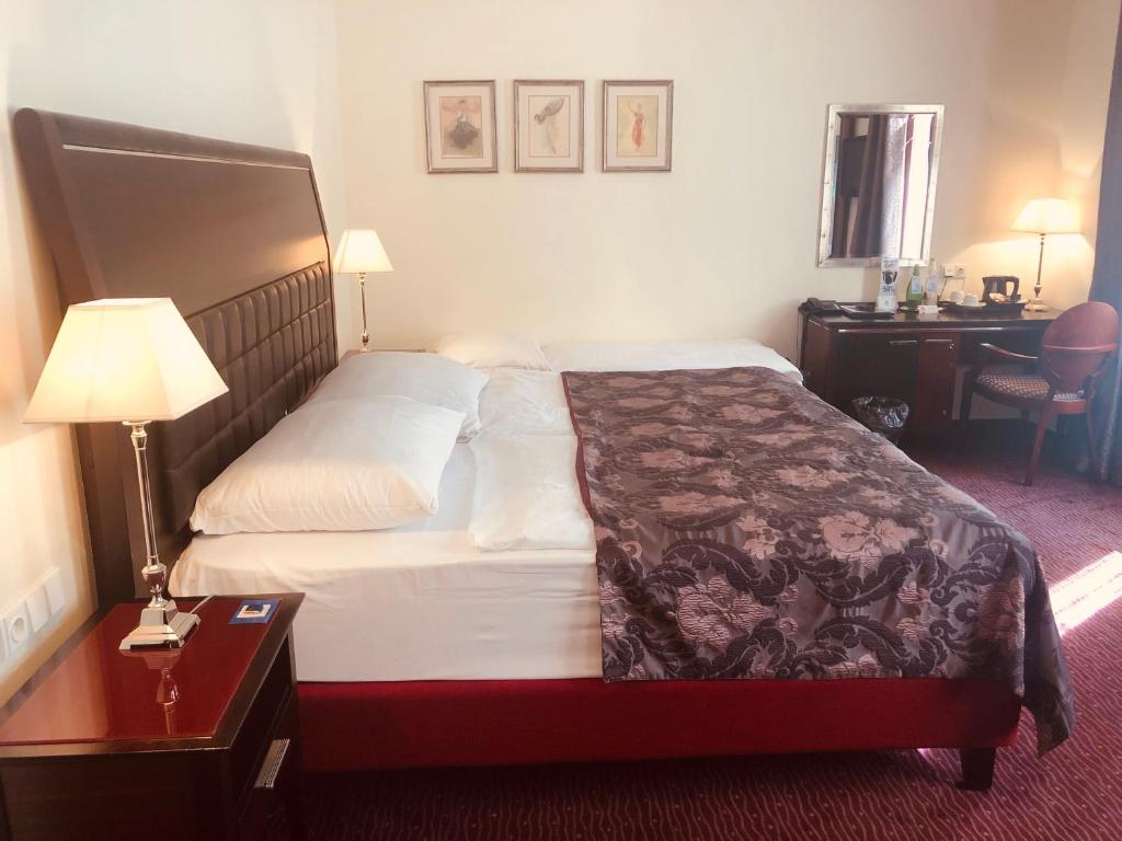 Postel nebo postele na pokoji v ubytování EA Embassy Prague Hotel