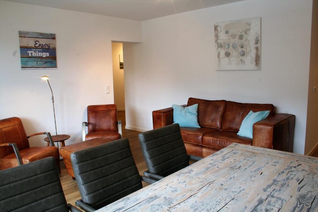- un salon avec une table et des meubles en cuir dans l'établissement In der Büre, à Winterberg
