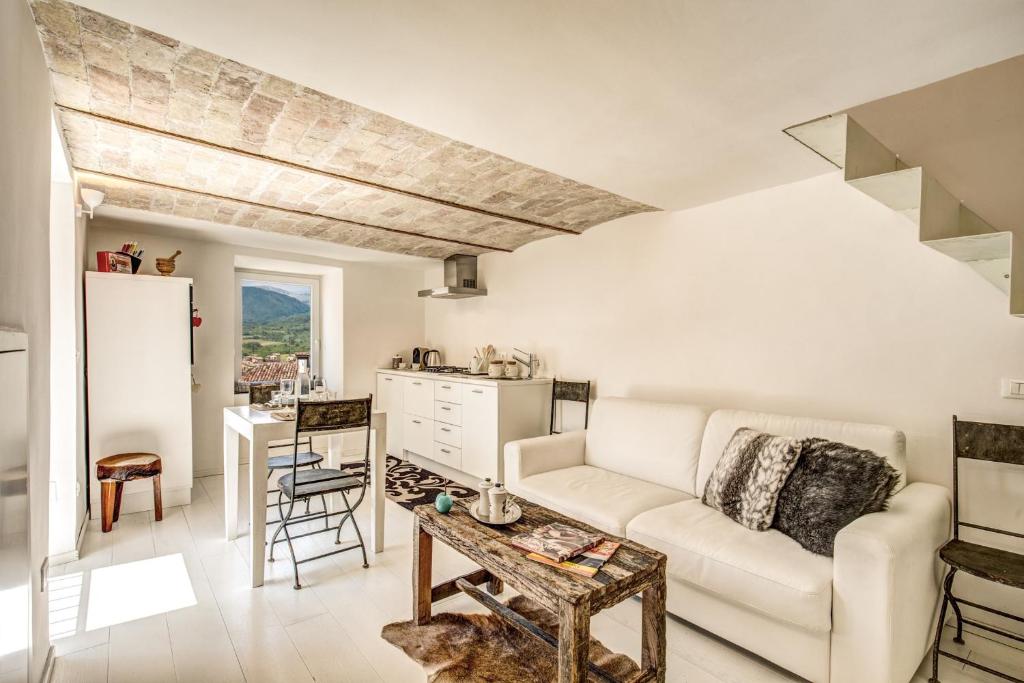 Posedenie v ubytovaní Appartamento di design con vista sui monti