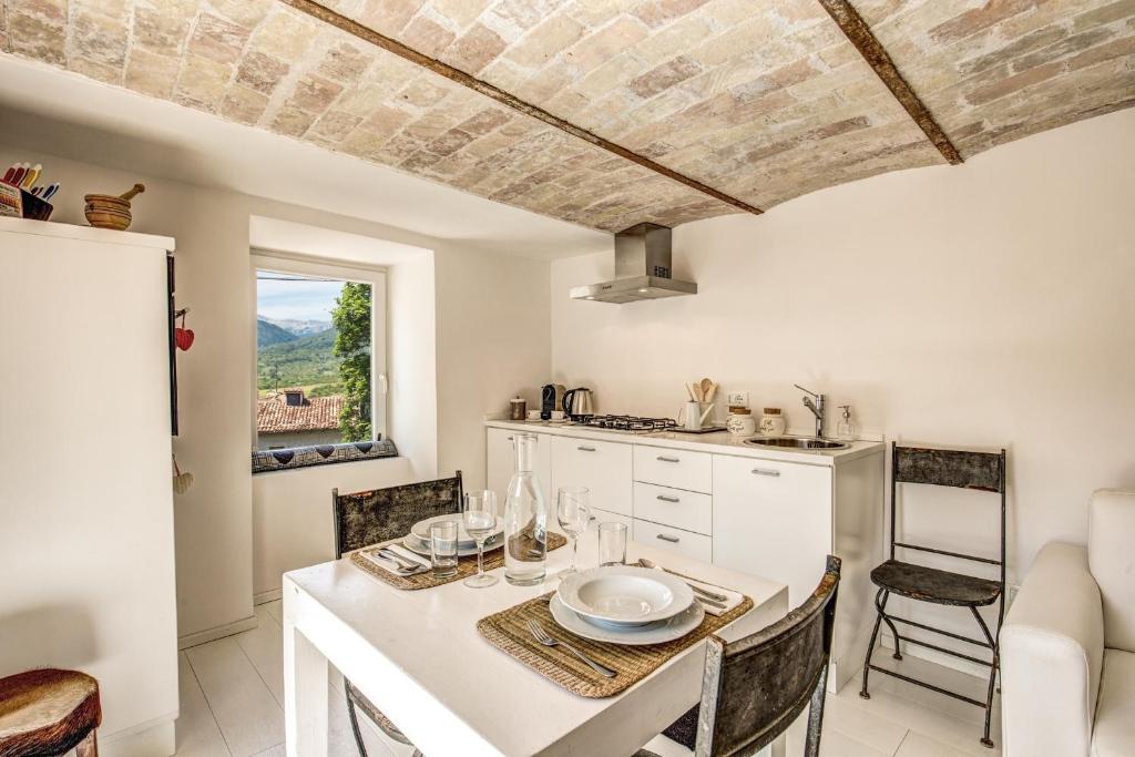 kuchnia i jadalnia ze stołem i krzesłami w obiekcie Appartamento di design con vista sui monti w mieście Rocca di Mezzo