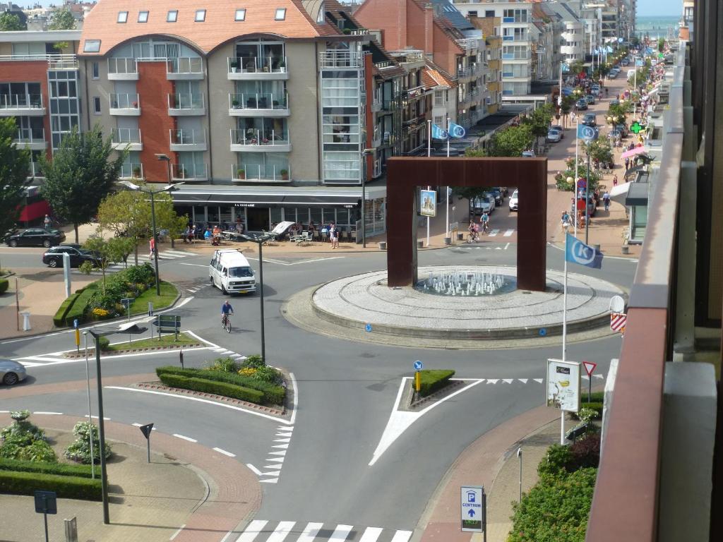 a city street with a fountain in the middle at THOGE Koksijde in Koksijde