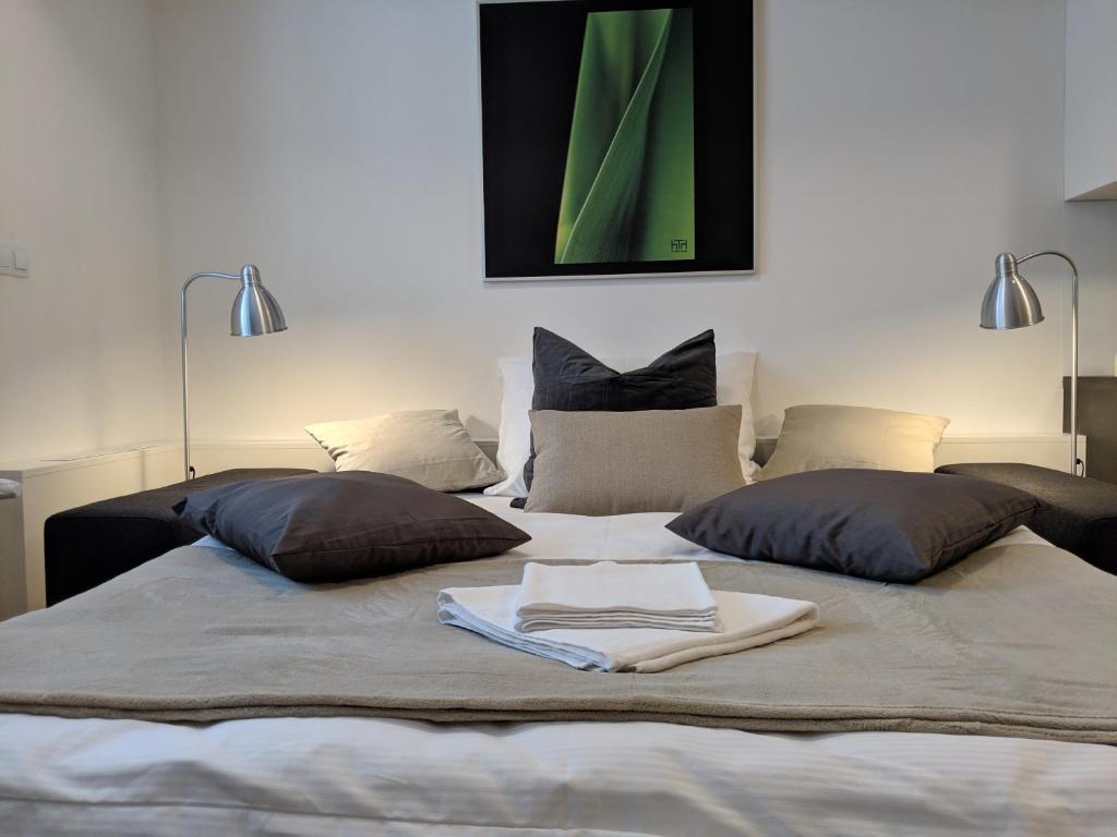 Łóżko lub łóżka w pokoju w obiekcie AP 1 - Apartments 4U Březinova "Overnight Simply"