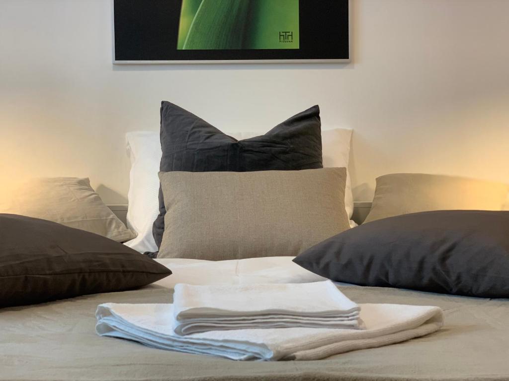 Łóżko lub łóżka w pokoju w obiekcie AP 1 - Apartments 4U Březinova "Overnight Simply"
