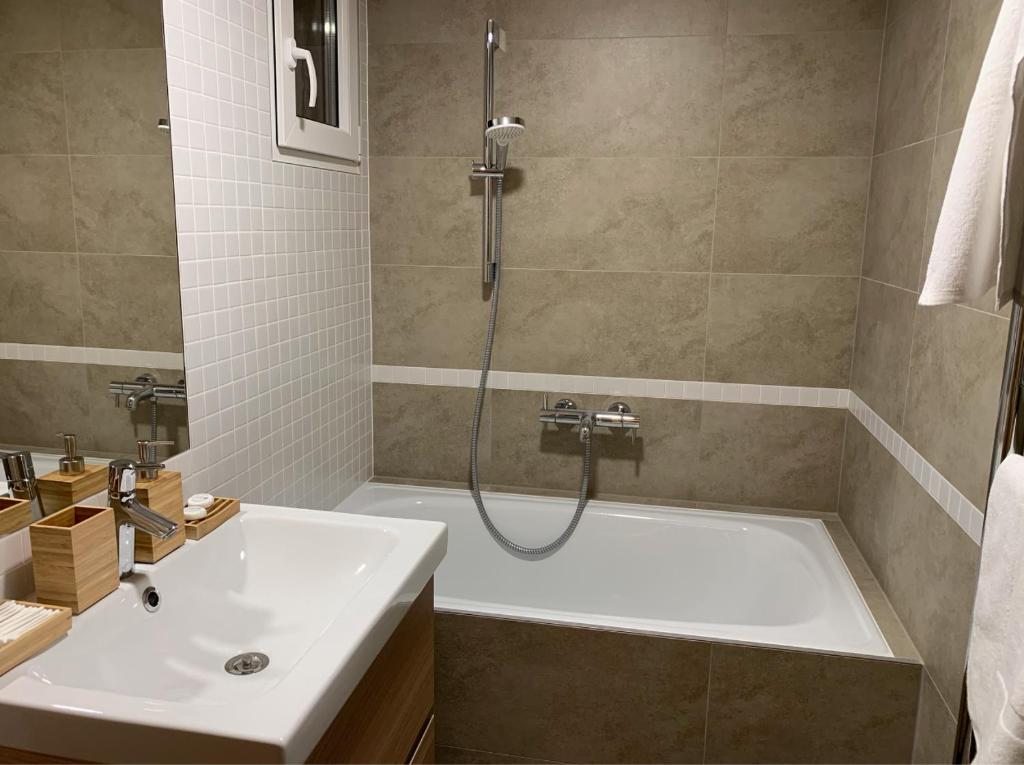 łazienka z wanną, umywalką i prysznicem w obiekcie AP 1 - Apartments 4U Březinova "Overnight Simply" w mieście Hradec Králové