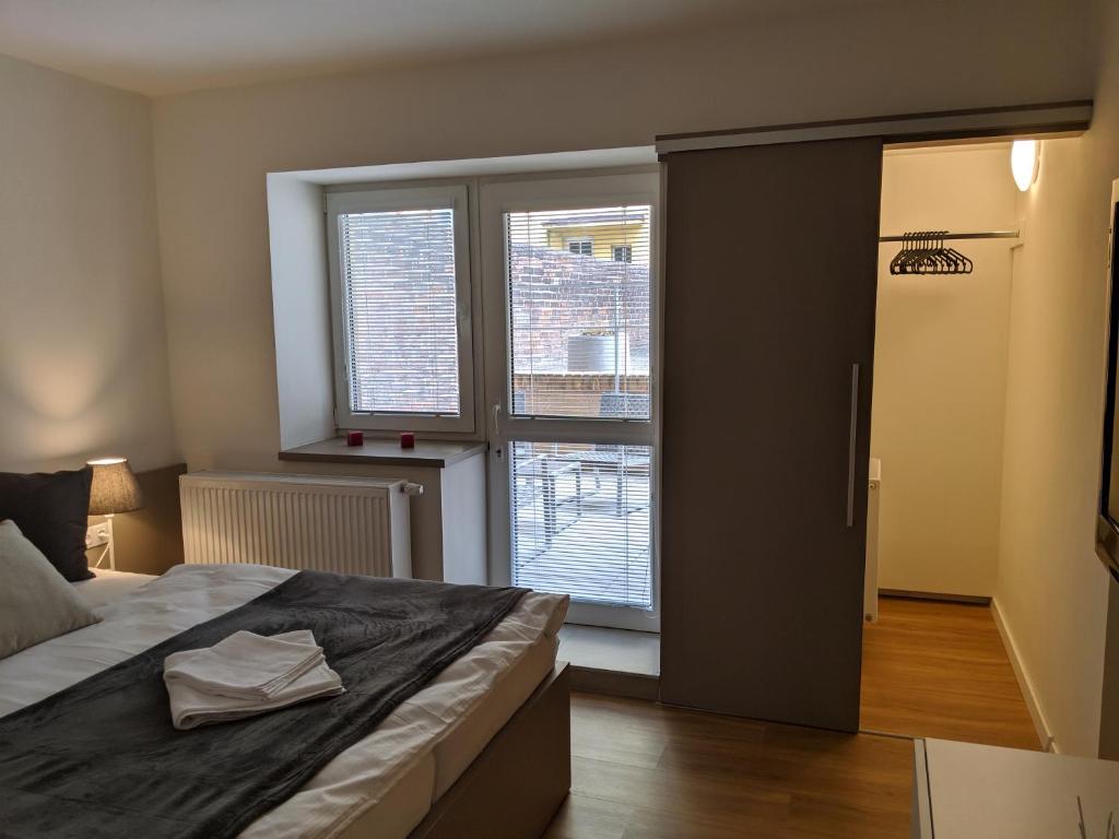 Łóżko lub łóżka w pokoju w obiekcie AP 1 - Apartments 4U Březinova "Overnight Simply"