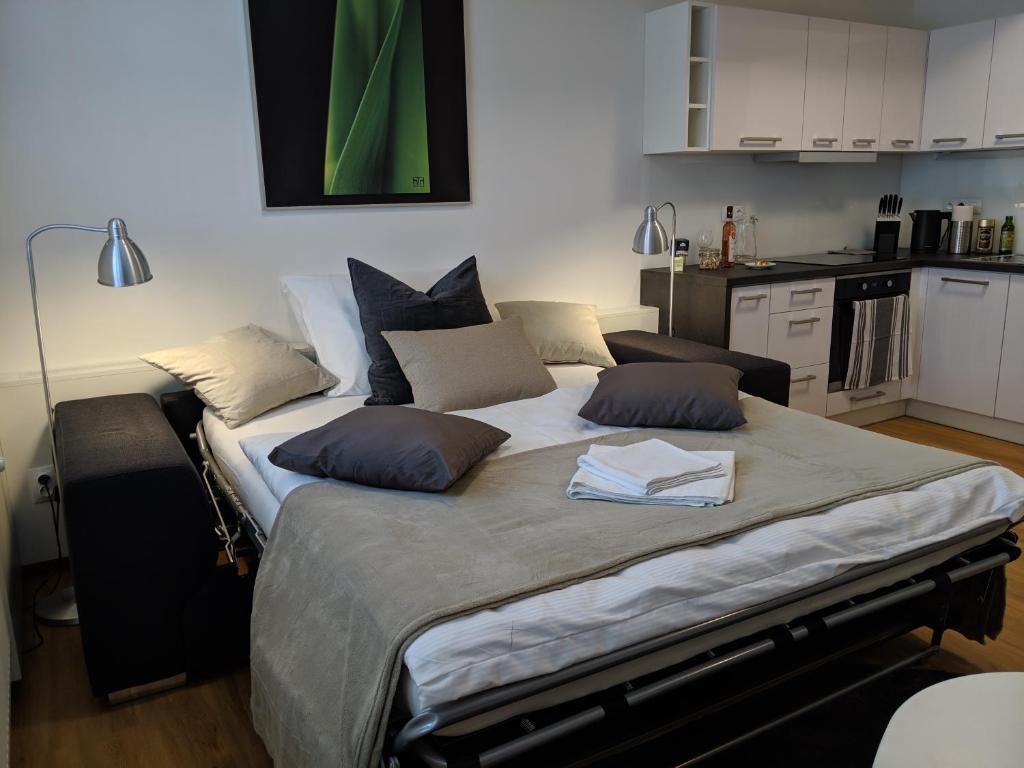 Łóżko lub łóżka w pokoju w obiekcie AP 1 - Apartments 4U Březinova "Overnight Simply"