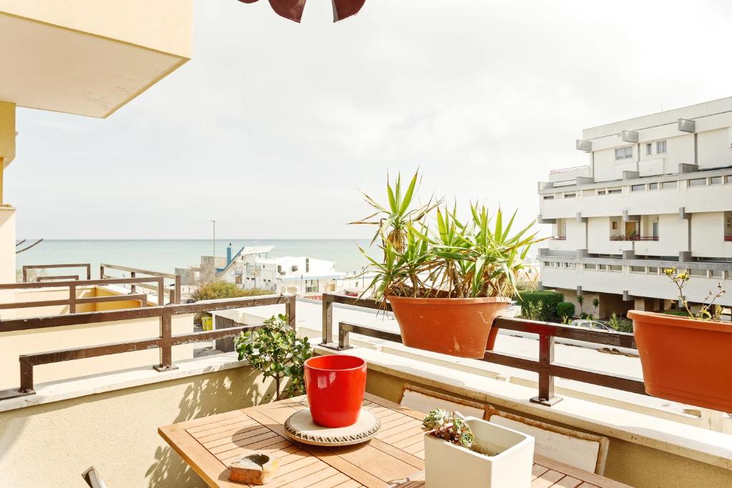 En balkong eller terrass på Bari Airport Seaview Apartment