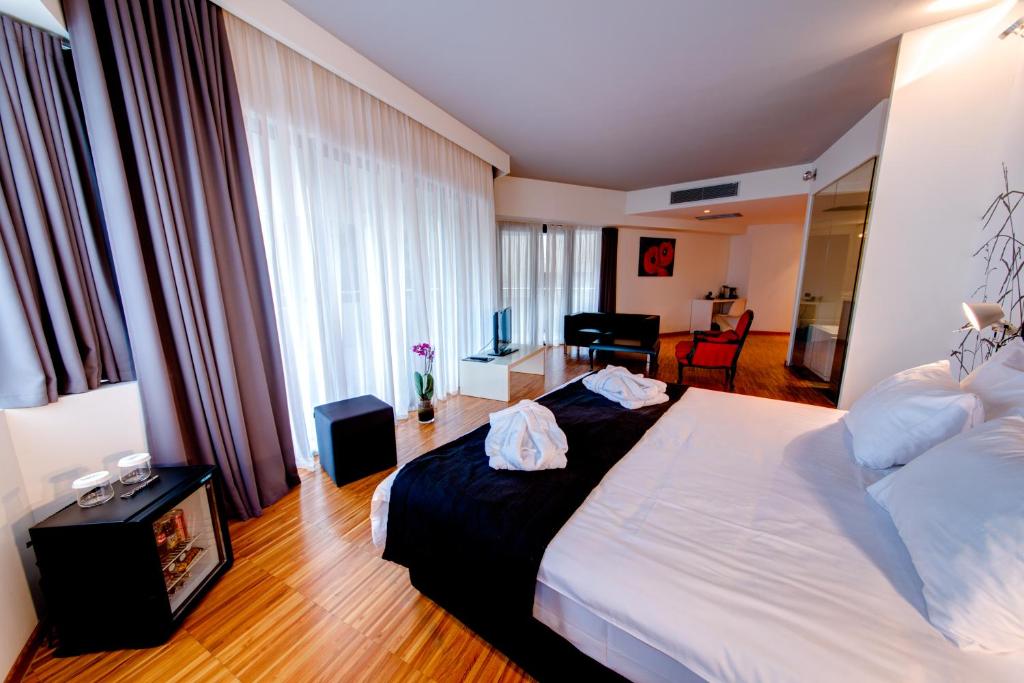 Un pat sau paturi într-o cameră la Sarroglia Hotel