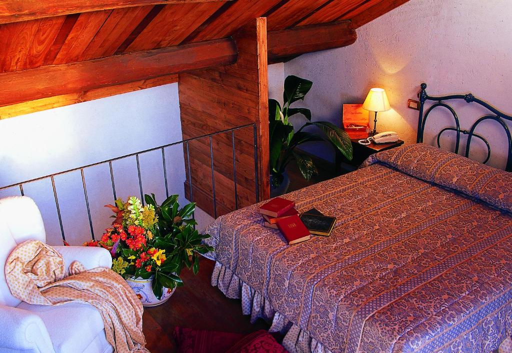 A bed or beds in a room at Hotel La Locanda Dei Ciocca