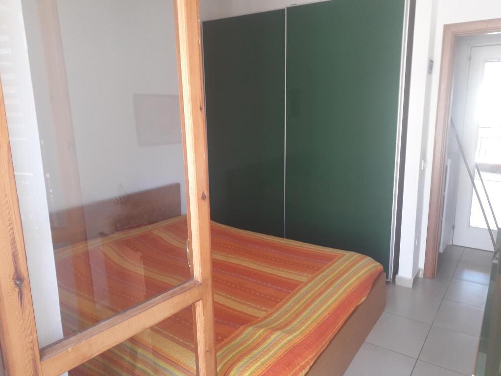 una mensola in legno in una stanza con parete verde di Strategico! ad Agropoli