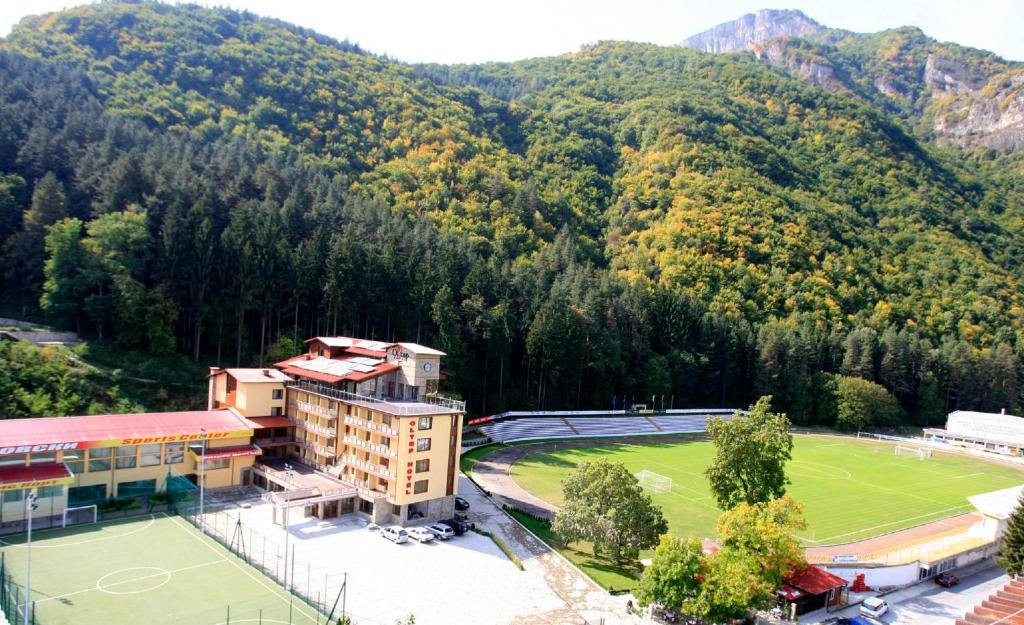 Nespecifikovaný výhled na hory nebo výhled na hory při pohledu z hotelu