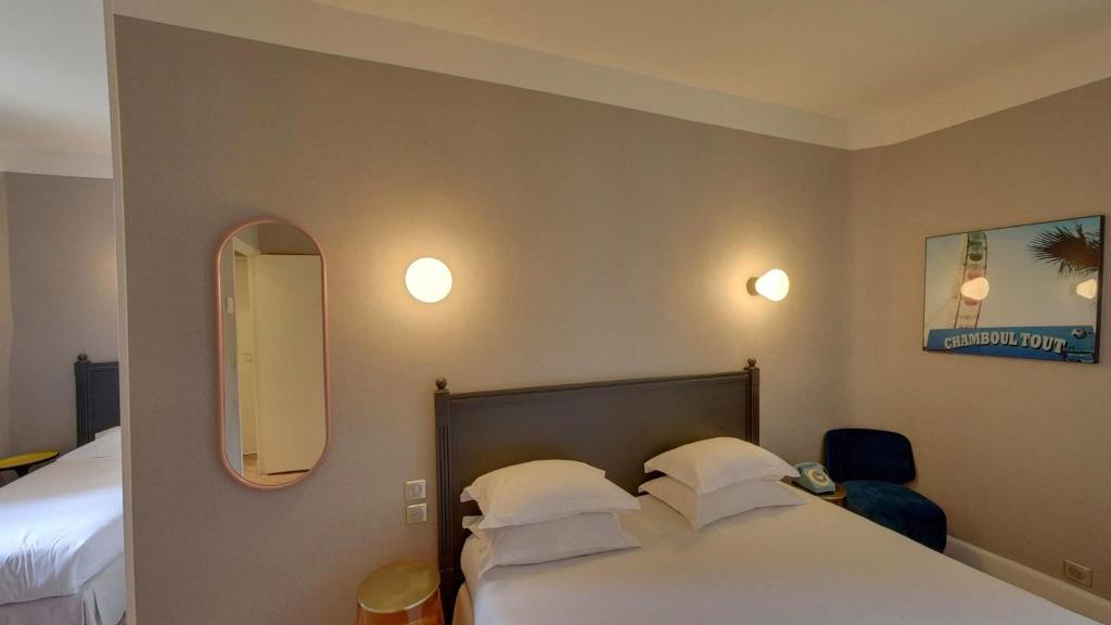 Postel nebo postele na pokoji v ubytování Hôtel L'orque Bleue