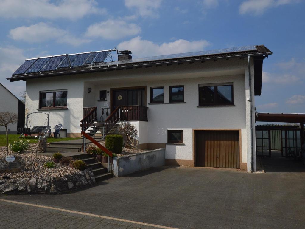 ÜxheimにあるApartment in Leudersdorf Eifel with terraceの屋根に太陽光パネルを敷いた家