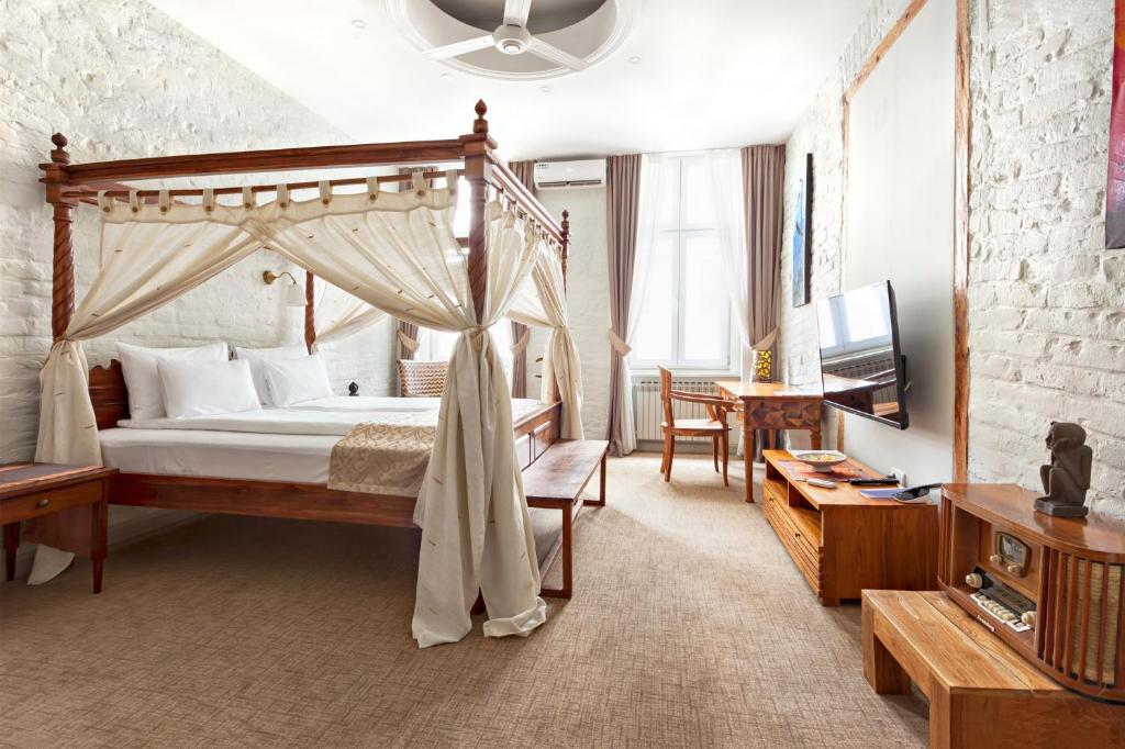 SuperB Luxury Suites tesisinde bir odada yatak veya yataklar