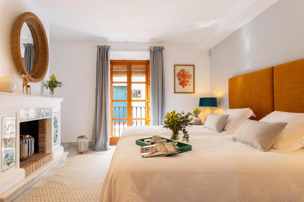 um quarto com uma cama grande e uma lareira em Genteel Home Tetuan Marbella em Marbella