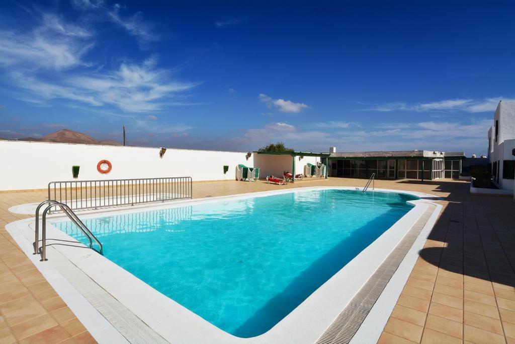 une grande piscine au sommet d'un immeuble dans l'établissement Relax Tiñosa Apartment, à Puerto del Carmen