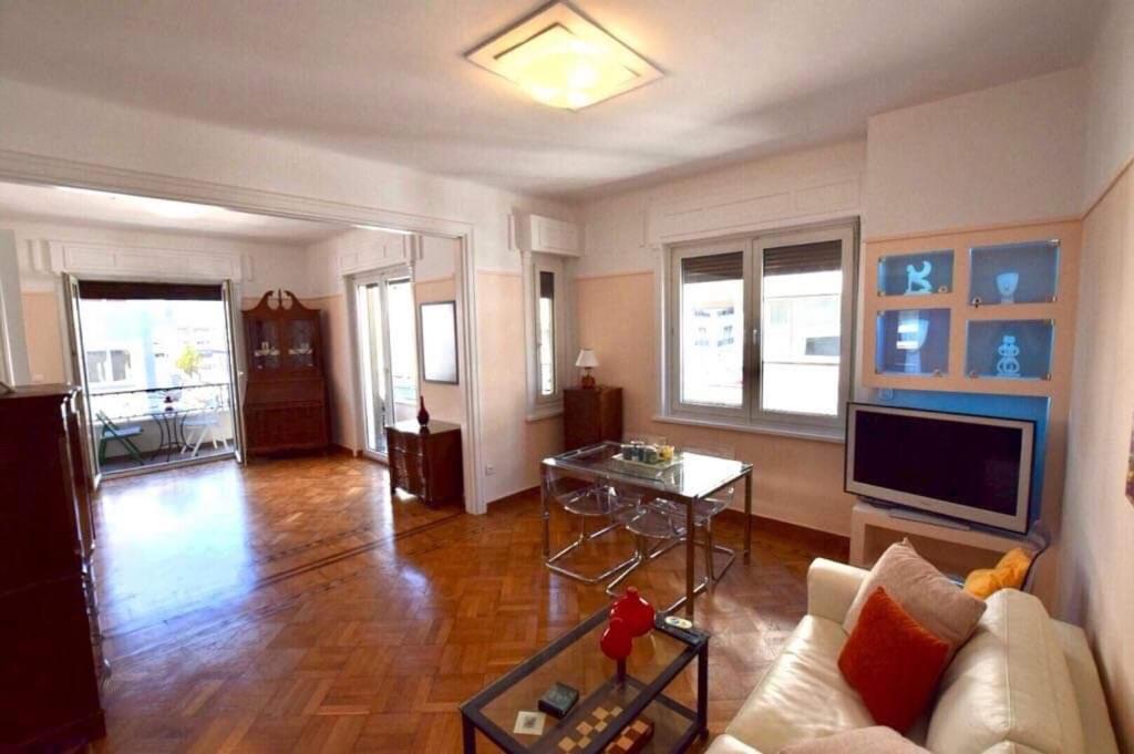 Televízia a/alebo spoločenská miestnosť v ubytovaní Spacious & Sunny Kolonaki Apt 5 mins metro/ACx3/1.5 BT