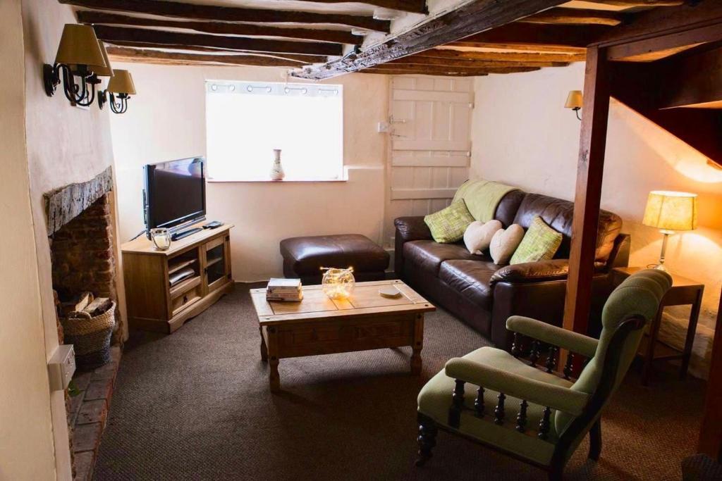 Pike Cottage, Fully Equipped Property Set on the River Deben, A Great Place to Stay