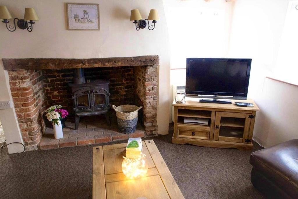 Pike Cottage, Fully Equipped Property Set on the River Deben, A Great Place to Stay
