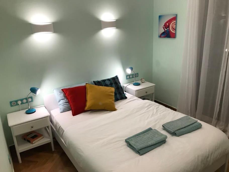Posteľ alebo postele v izbe v ubytovaní Spacious & Sunny Kolonaki Apt 5 mins metro/ACx3/1.5 BT