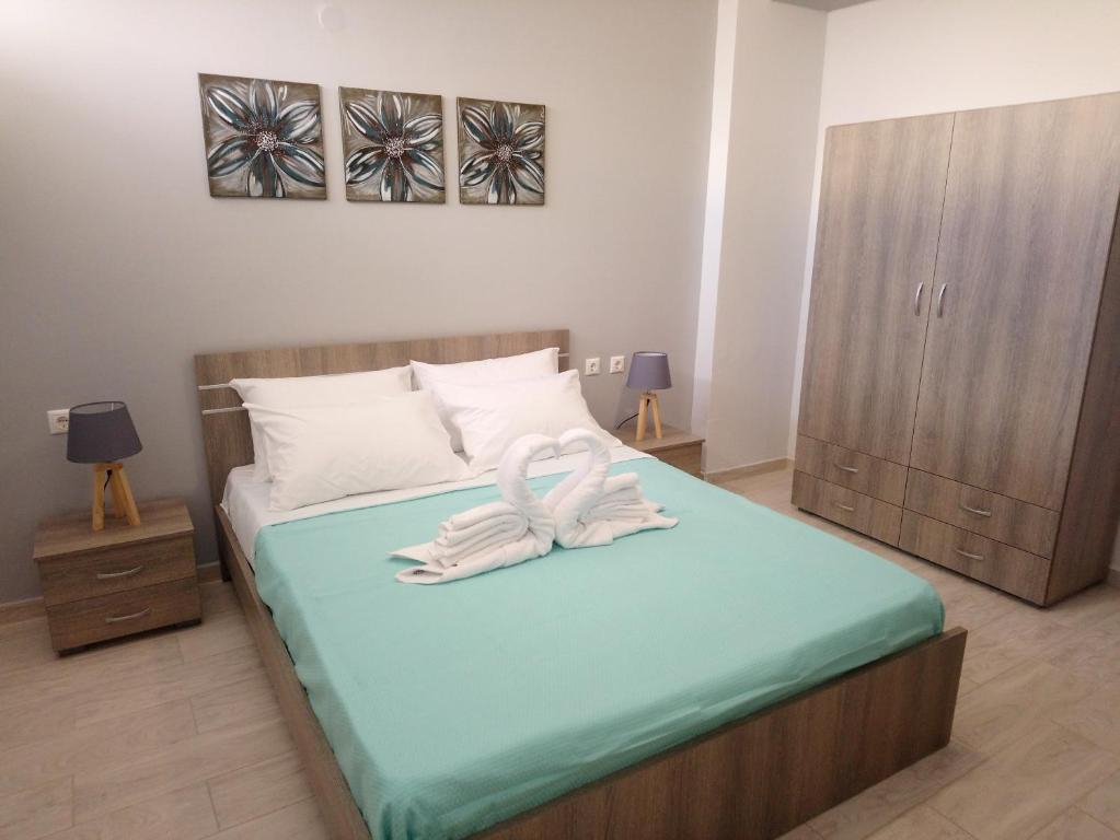 Postel nebo postele na pokoji v ubytování JK's GUESTHOUSE KARDAMAINA