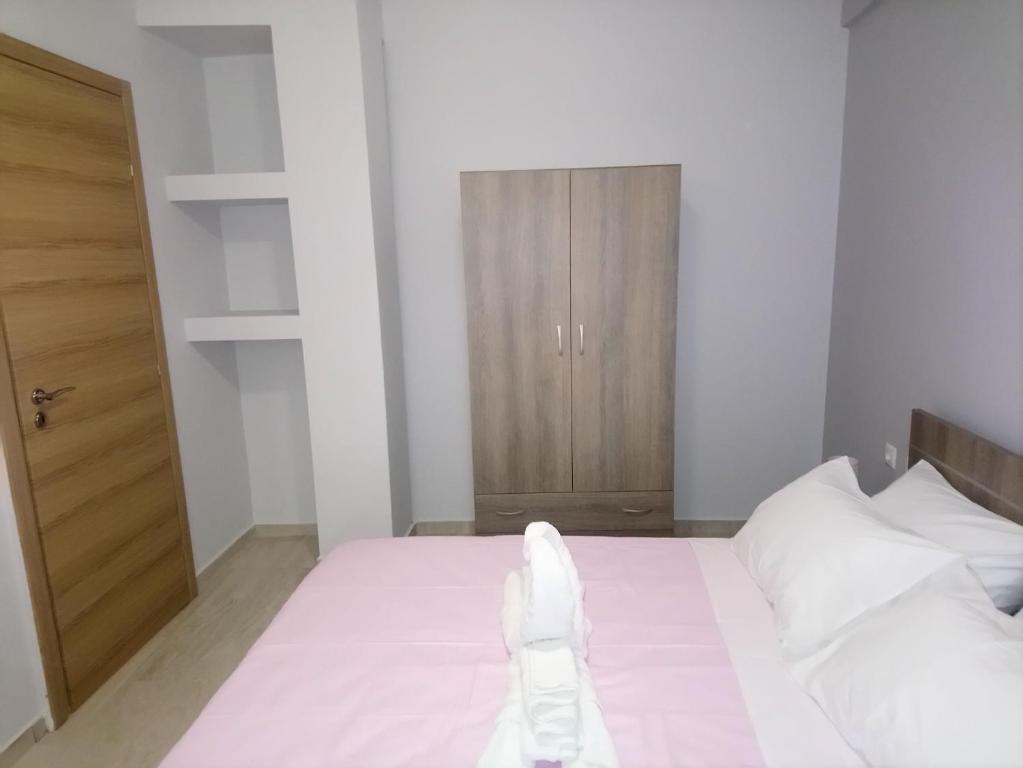 Postel nebo postele na pokoji v ubytování JK's GUESTHOUSE KARDAMAINA