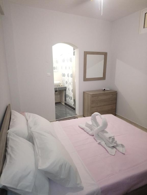 Postel nebo postele na pokoji v ubytování JK's GUESTHOUSE KARDAMAINA