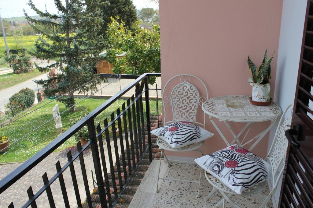 チェルタルドにあるB&B Il Giardino Di Isaの通りの景色を望むバルコニー(テーブル、椅子付)