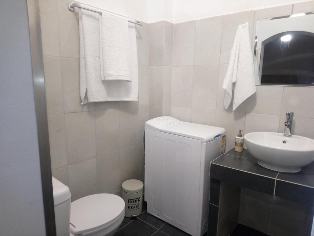 Koupelna v ubytování JK's GUESTHOUSE KARDAMAINA