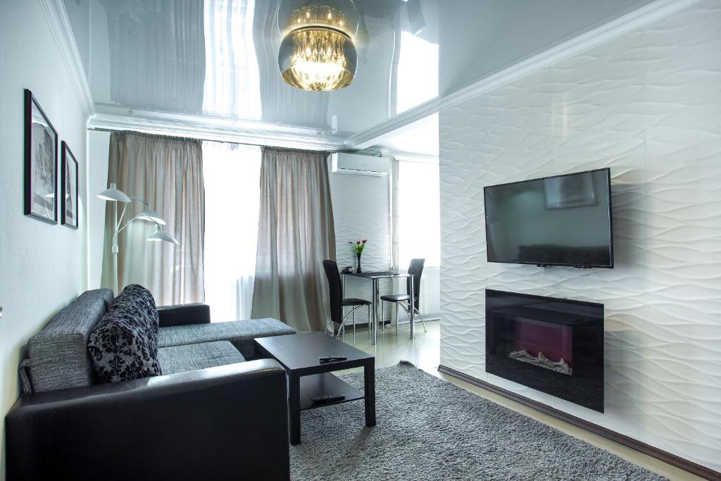 sala de estar con sofá y chimenea en Lotos for You Apartments, en Mykolaiv