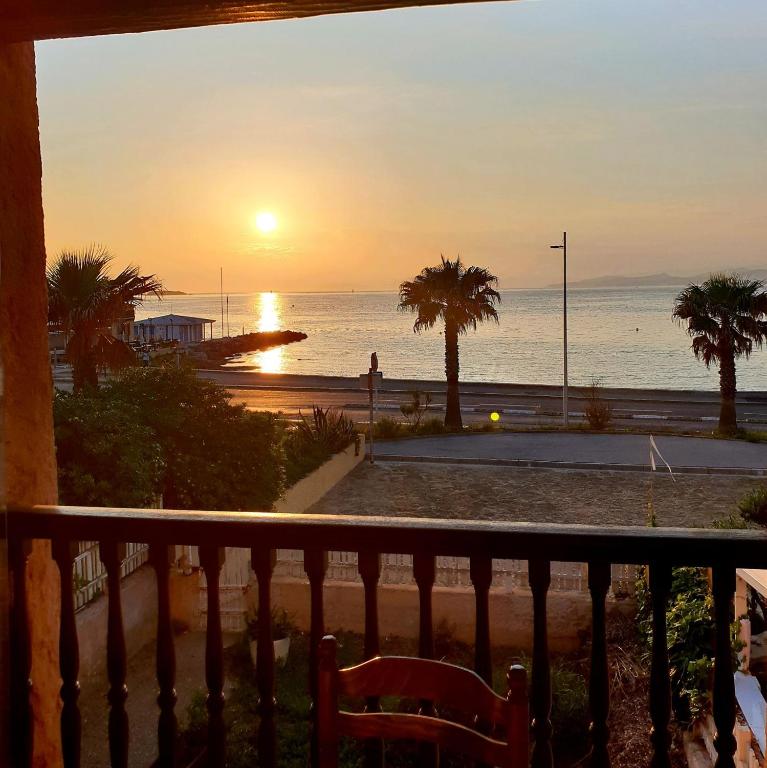 d'un balcon offrant une vue sur l'océan au coucher du soleil. dans l'établissement Studio les Pieds dans l'Eau, à Six-Fours-les-Plages