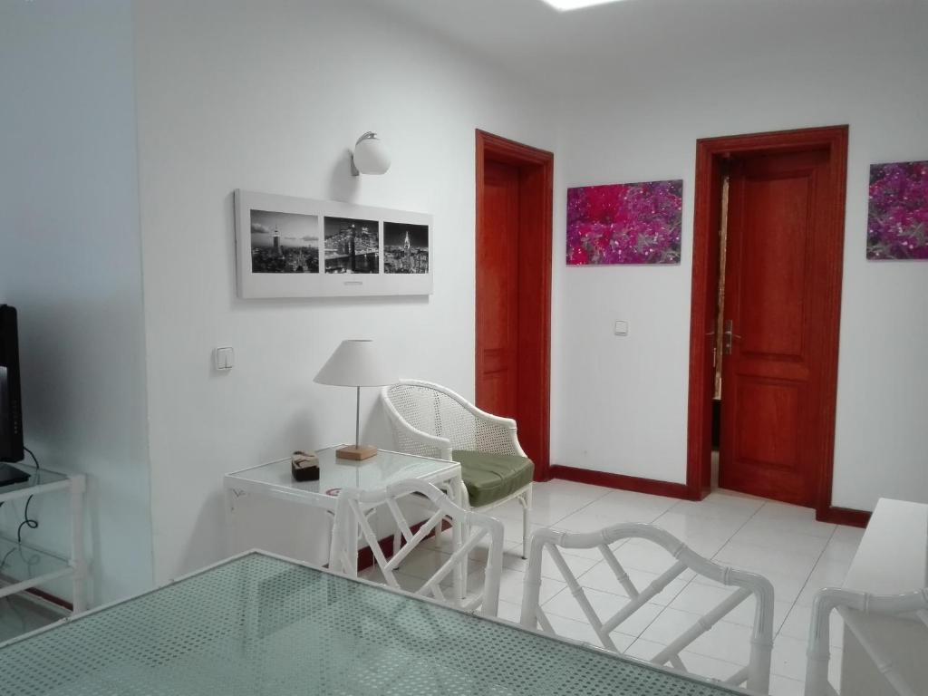 A television and/or entertainment centre at Bungalow Mariano 140