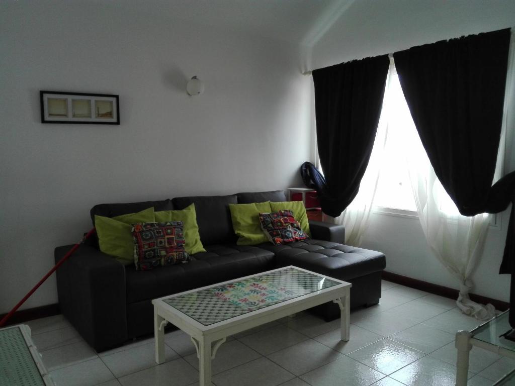 A seating area at Bungalow Mariano 140