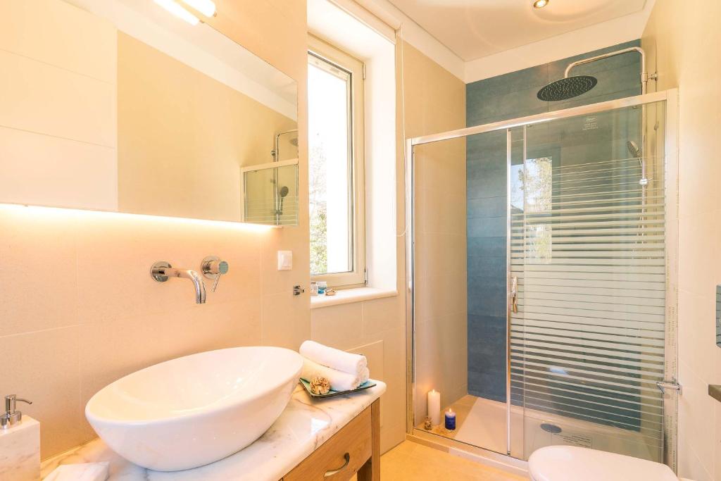 Kúpeľňa v ubytovaní Melithea Seaview Villa