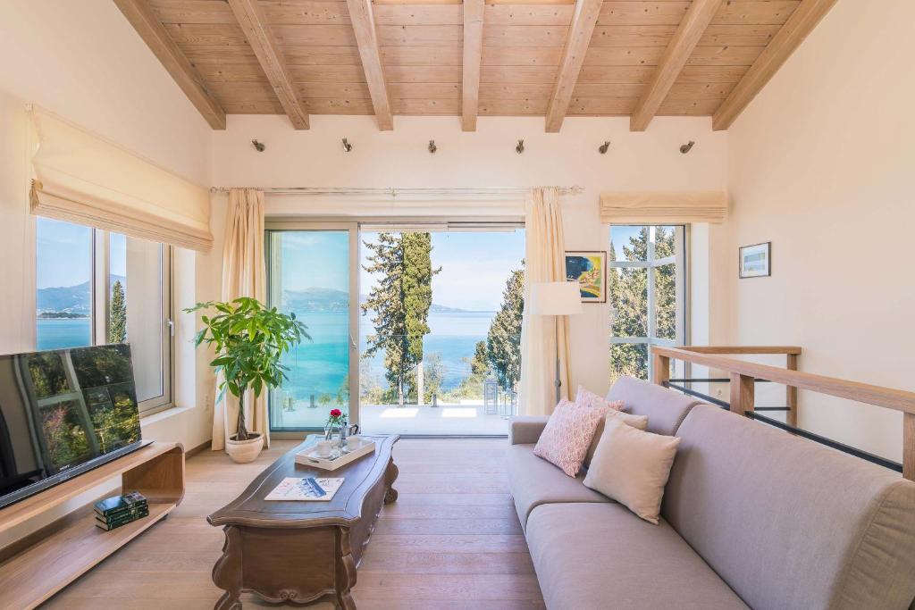 Televízia a/alebo spoločenská miestnosť v ubytovaní Melithea Seaview Villa