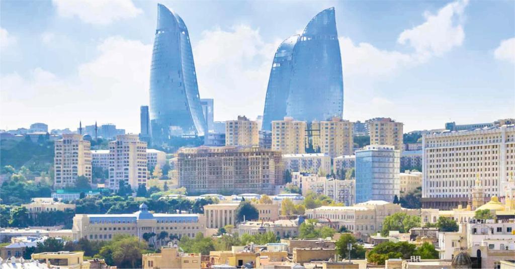 Погода в баку в июне. Баку город ветров. Баку центр. Баку климат. Баку красивые места фото.