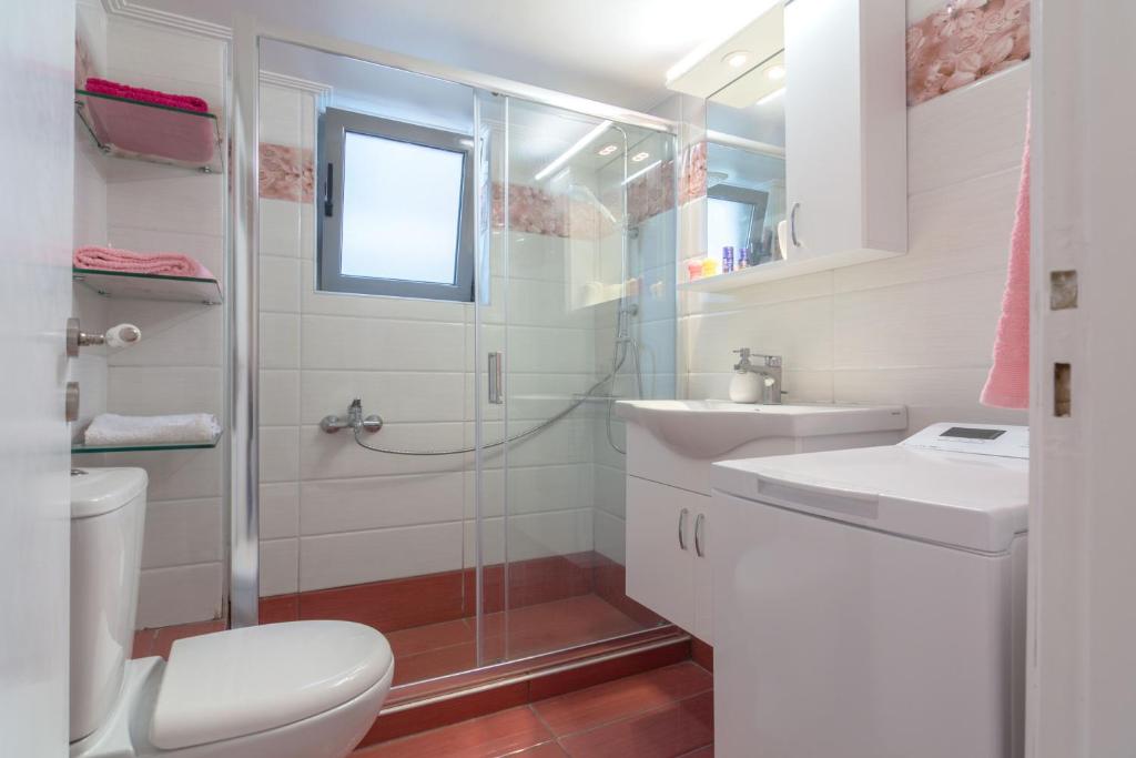 Un baño de Lovely Apartment in Athens