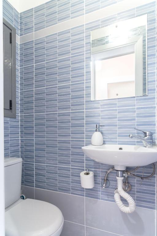 Un baño de Lovely Apartment in Athens