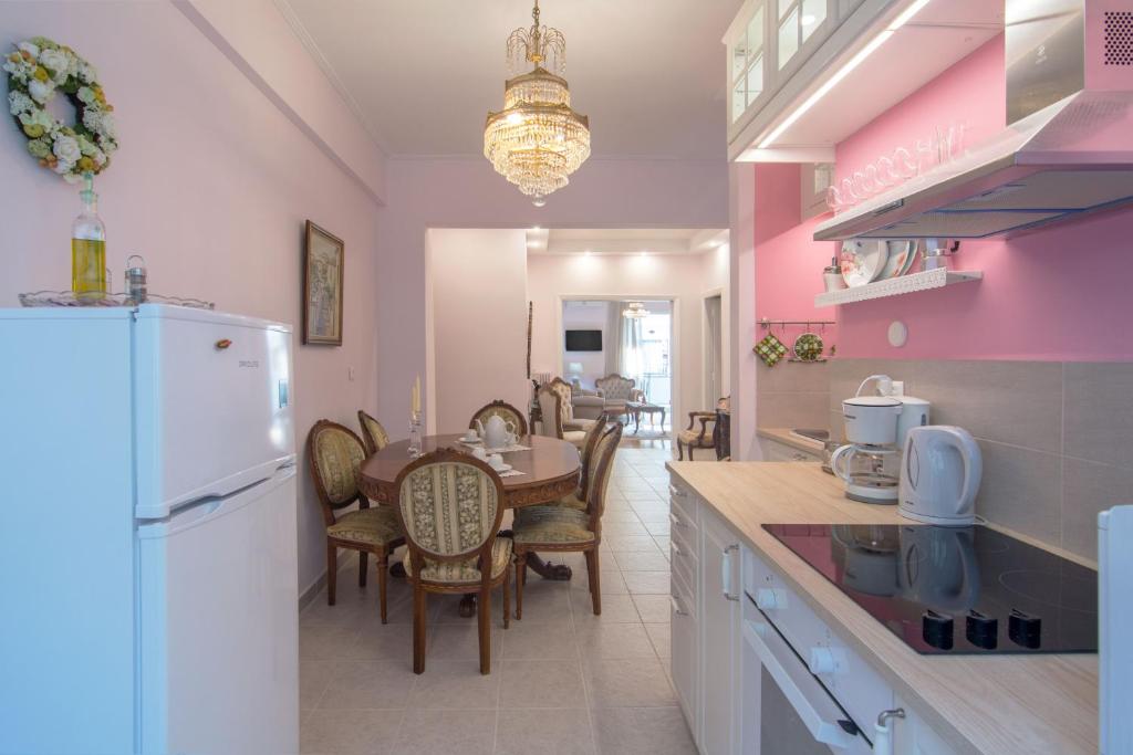 Una cocina y un comedor con una mesa y un refrigerador. en Lovely Apartment in Athens, en Atenas