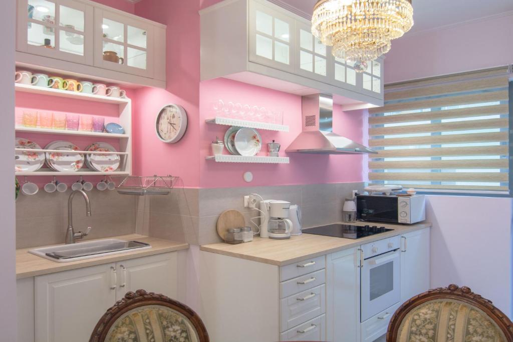 Una cocina o zona de cocina en Lovely Apartment in Athens
