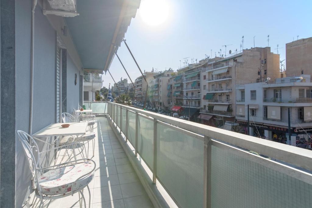 Un balcón o terraza de Lovely Apartment in Athens