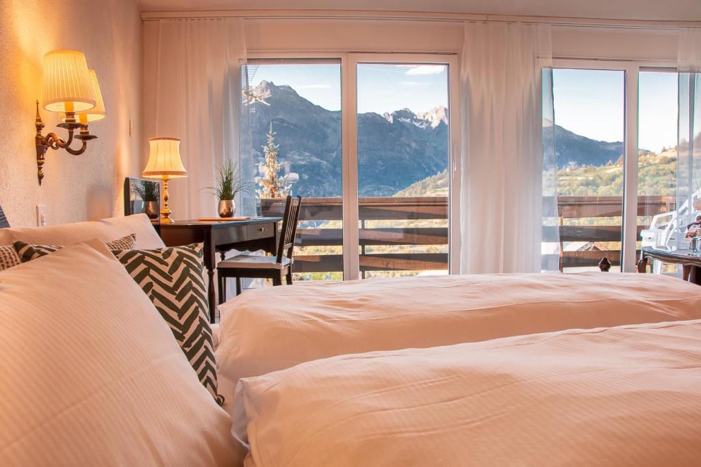 Postel nebo postele na pokoji v ubytování Hotel Alpenhof