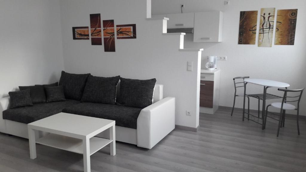 ein Wohnzimmer mit einem Sofa und einem Tisch in der Unterkunft NEW LOOK in Frankenberg