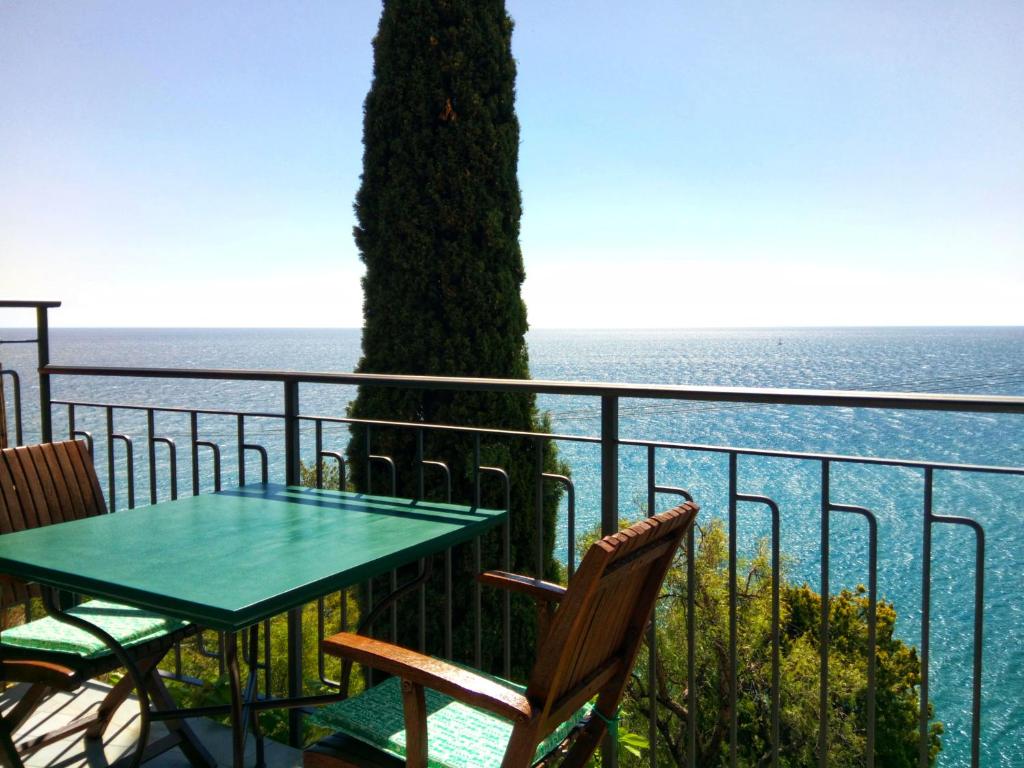 un tavolo e sedie su un balcone con vista sull'oceano di ca del pescatore a Cervo