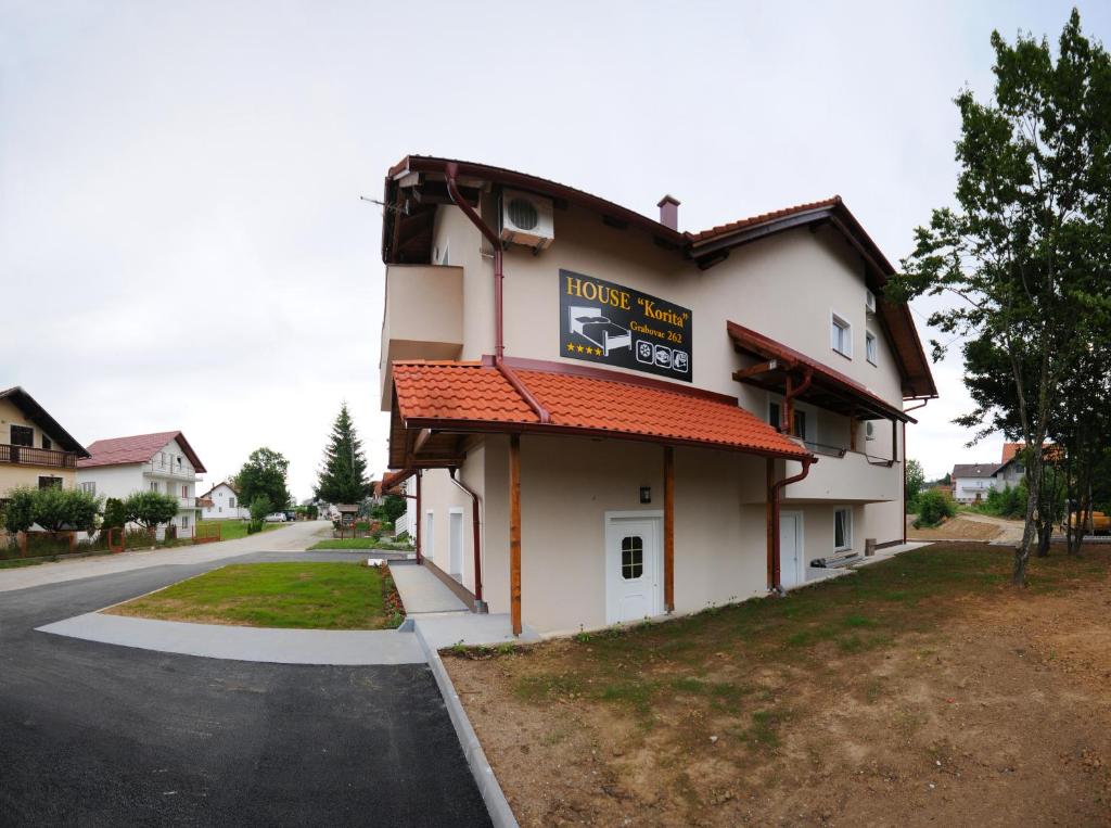 un edificio al lado de una calle en Guest House Korita, en Grabovac