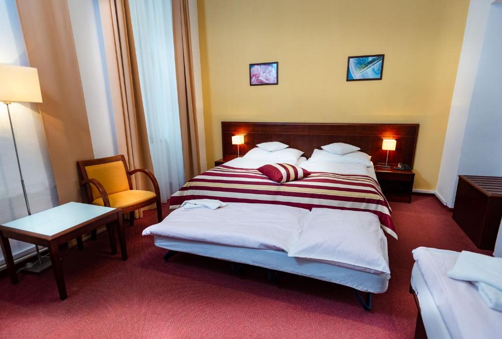 pokój hotelowy z dużym łóżkiem i stołem w obiekcie Hotel Petr w Pradze