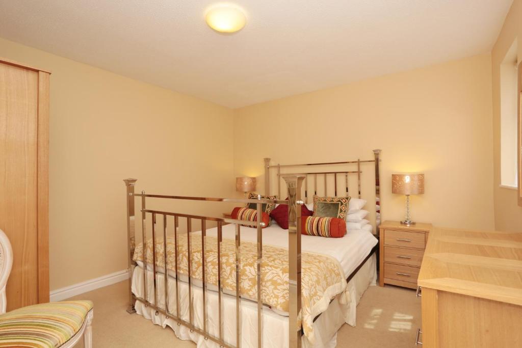 1 dormitorio con cama de madera en una habitación en Harrogate Elite Living, en Harrogate